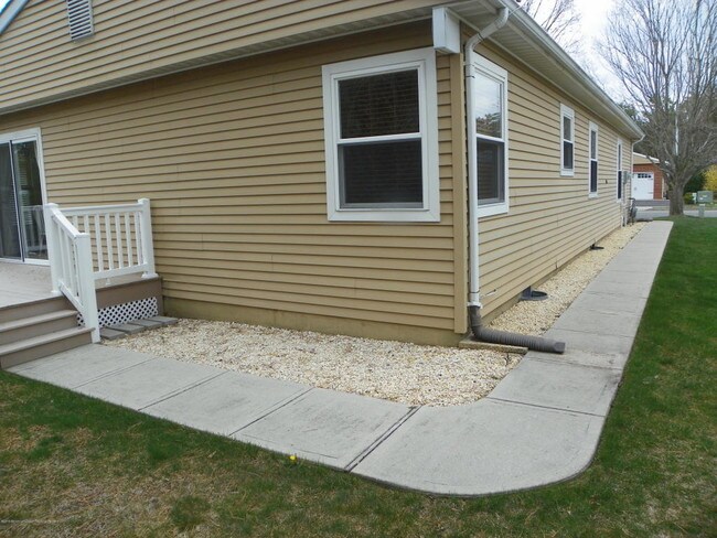 Building Photo - 143 Santiago Dr