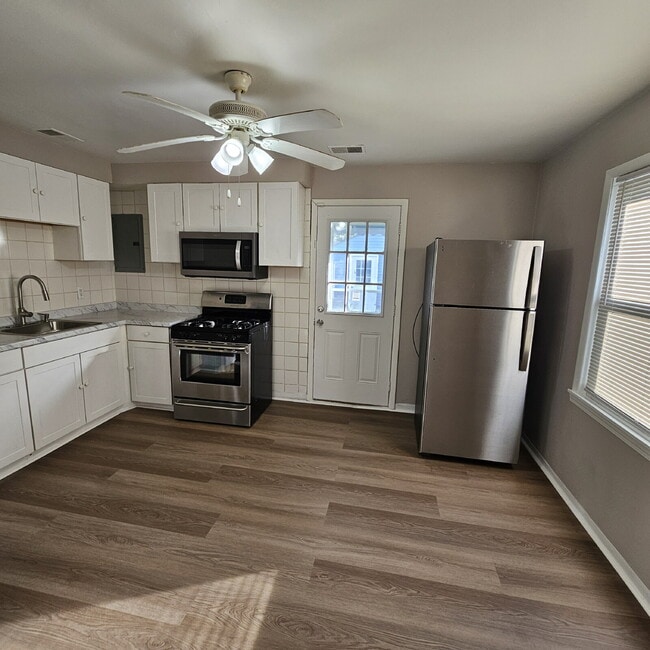 Foto del edificio - 3 Bedroom Bungalow w/ Updated Kitchen and ...