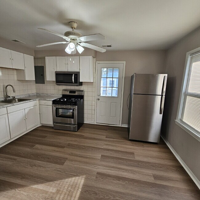 Foto del edificio - 3 Bedroom Bungalow w/ Updated Kitchen and Stainless-Steel Appliances. Spacious Living Room w/ Cei...