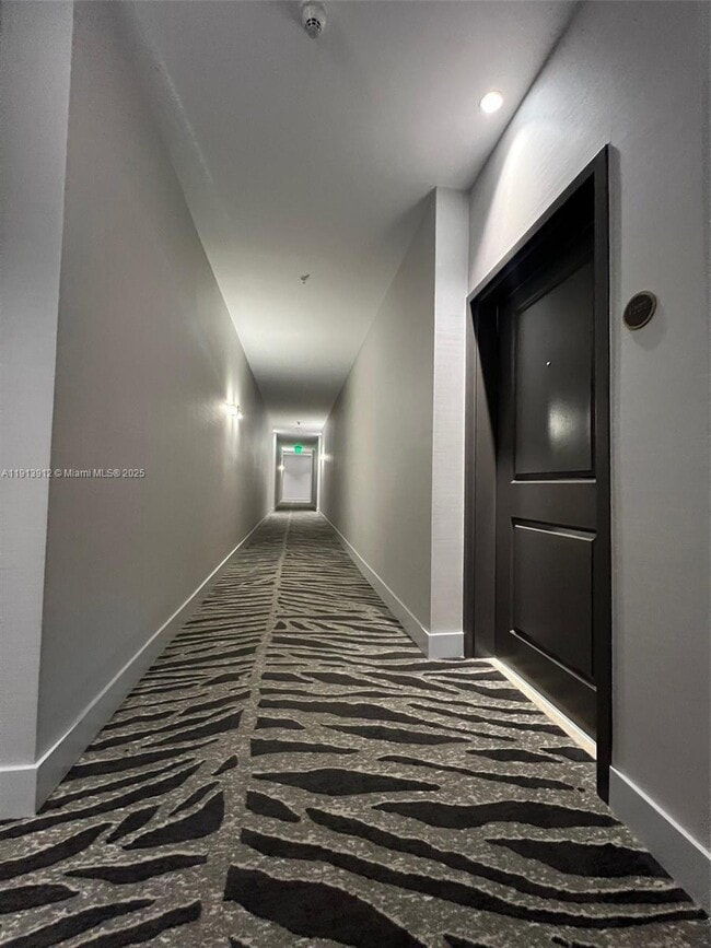 Foto del edificio - 7910 Harbor Island Dr