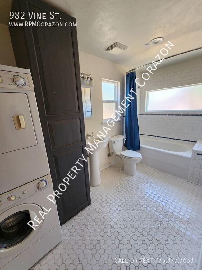 Building Photo - 3 bed+bonus room, 2 bath house close to Ra...