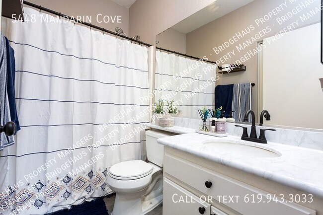 Building Photo - Make This Bright, Cozy And Centrally Townh...