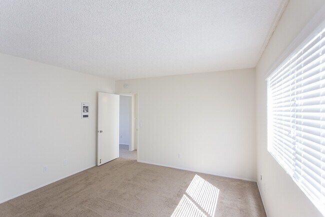 Building Photo - 4649 Voltaire St