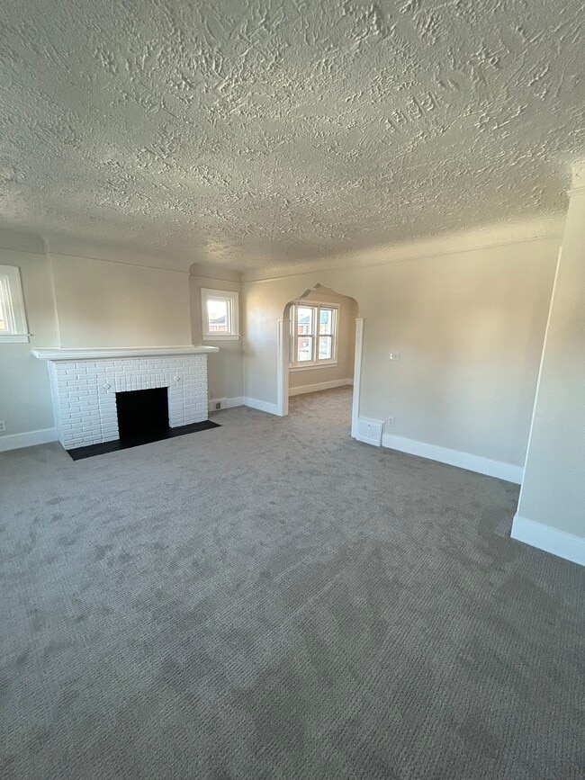 Building Photo - 12400 Santa Rosa Dr