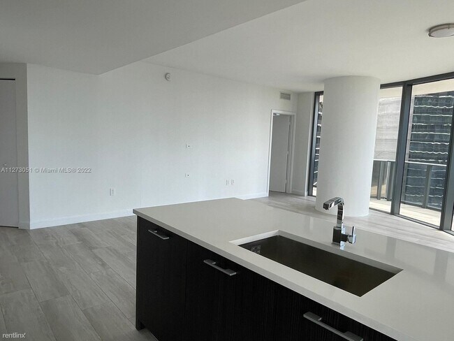 Foto del edificio - 2 br, 2.5 bath Condo - 45 SW 9th St Apt 3903