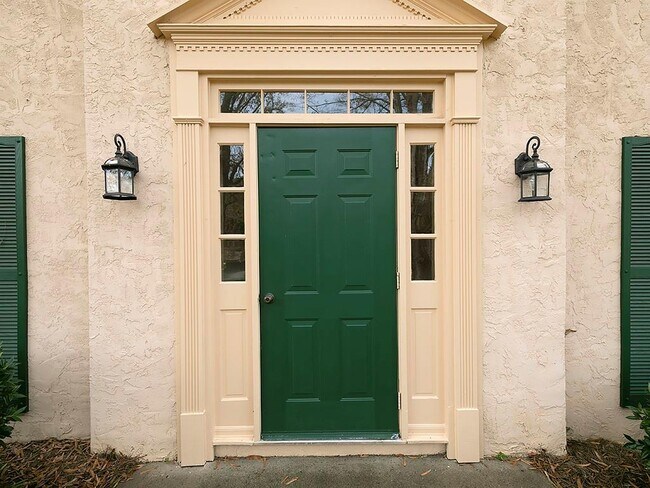 Foto del edificio - 8950 Carroll Manor Dr