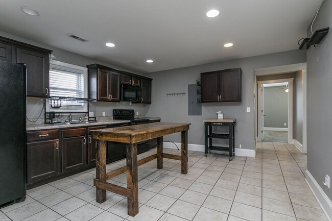 Foto del edificio - Available for Short Term from Now until July 15, 2026 - Inquire about discounted rate!