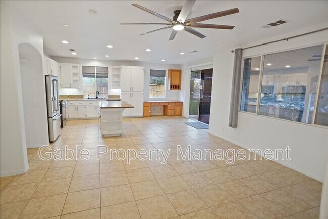Building Photo - 27904 Doubletree Way