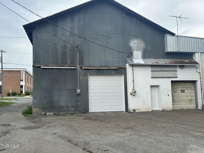 Building Photo - 902-904 Jefferson St