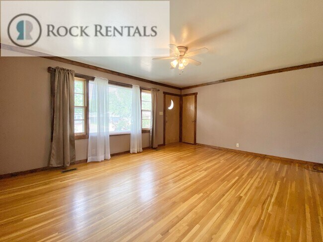 Building Photo - 2 Bed 1 Bath with Garage and Full Basement