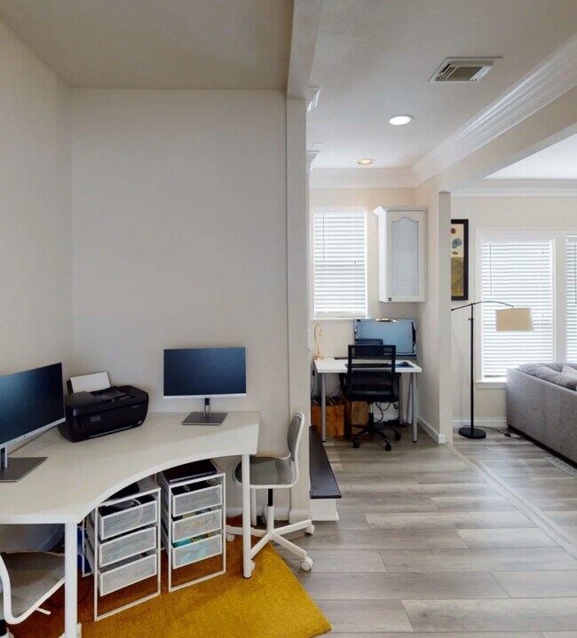 Foto del edificio - 4216 Childress St