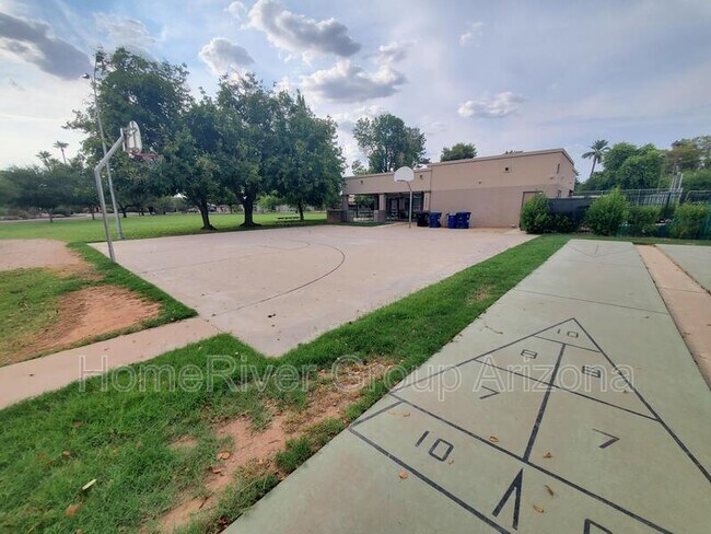 Building Photo - 1022 E Buena Vista Dr