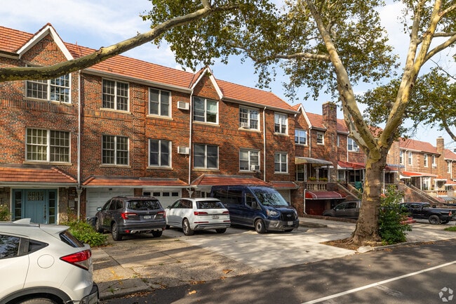 Different style of attached row homes are the standard in Woodside.