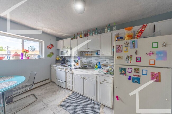 Foto del edificio - AWESOME 2 BED IN CHESTNUT HILL!!!!!