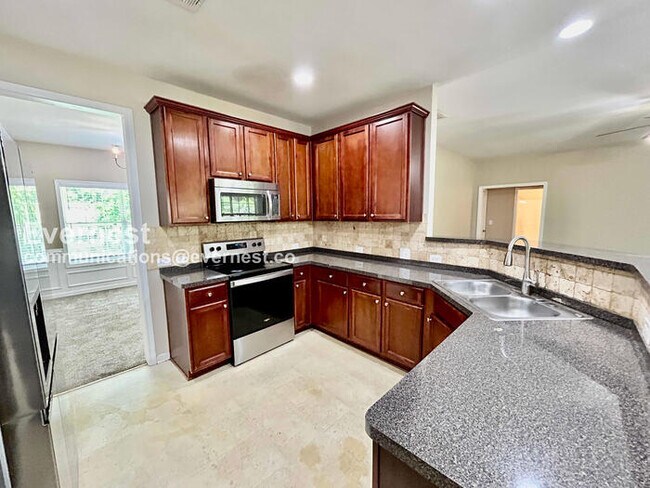 Foto del edificio - 5867 Pine Rd