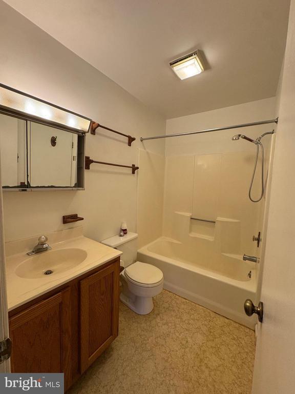 Building Photo - 16136 Clarence Ct
