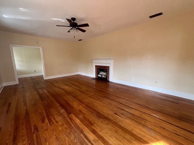 Building Photo - Spacious 3 Bedroom Home • 2,100+ Sq Ft just outside of Live Oak Location