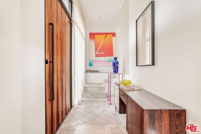 Foto del edificio - 1588 N Doheny Dr