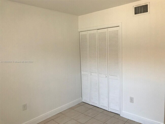 Building Photo - 280 W Park Dr