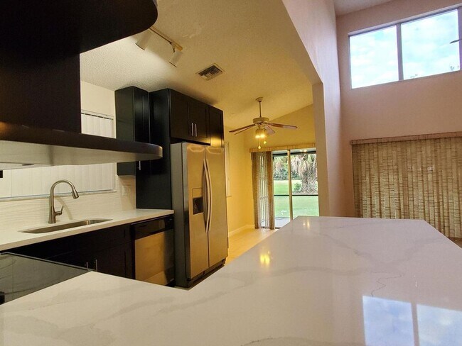 Foto del edificio - 7342 Pinewalk Dr S