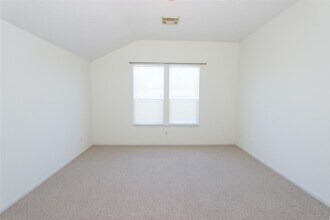 Building Photo - 2002 Lansing Cove Dr