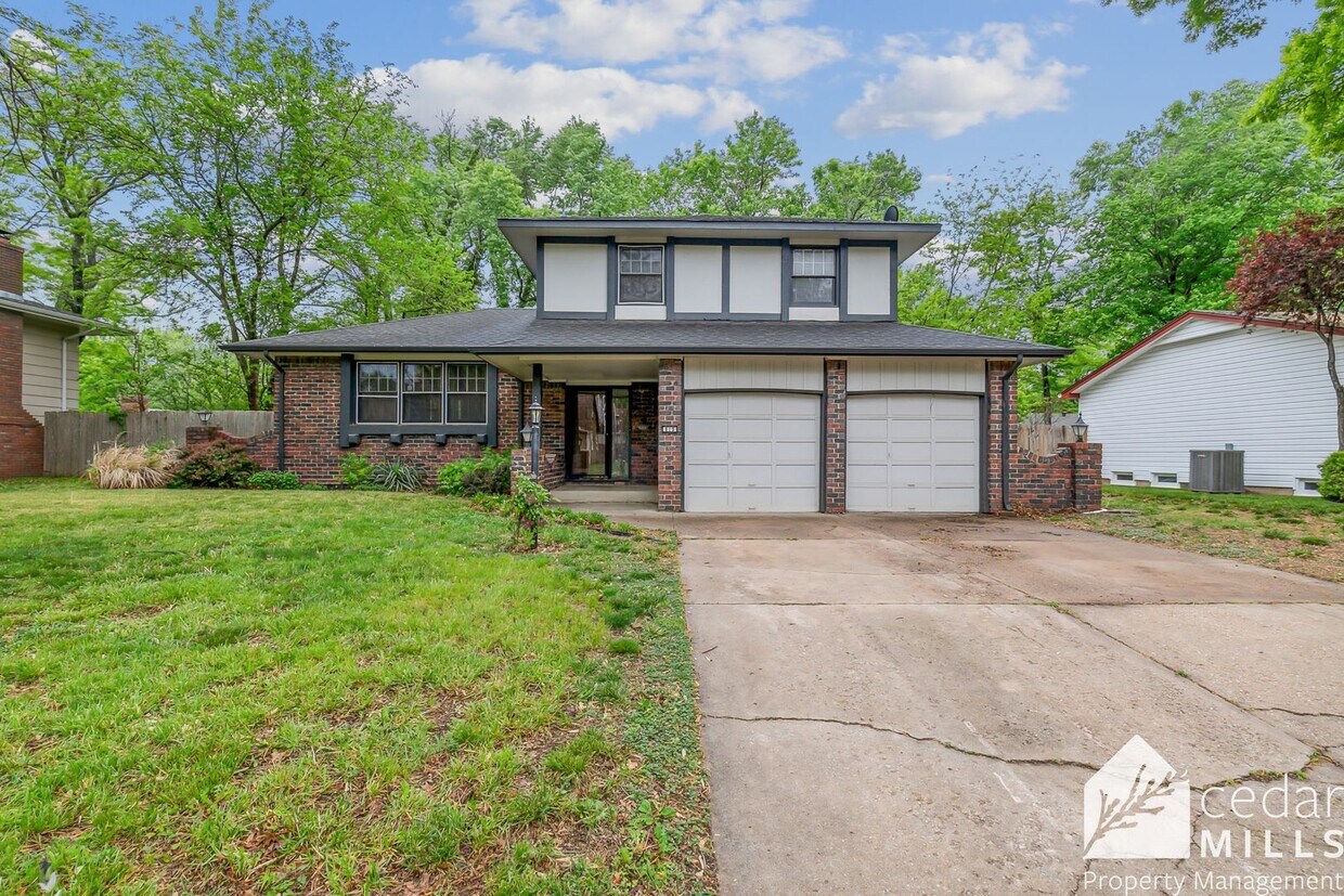 Primary Photo - Roomy Mid-Century 3 Bedroom in Derby!