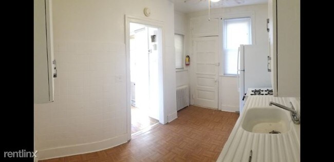 Building Photo - 1 br, 1 bath Apartment - 721 66TH A Unit A