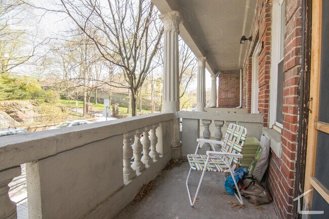 Foto del edificio - Huge 2 bed unit with the landlord paying the broker's fee for 9/1!!