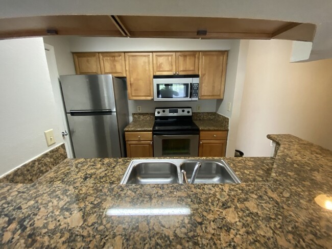 Building Photo - 1 bedroom 1 bath washer and dryer include