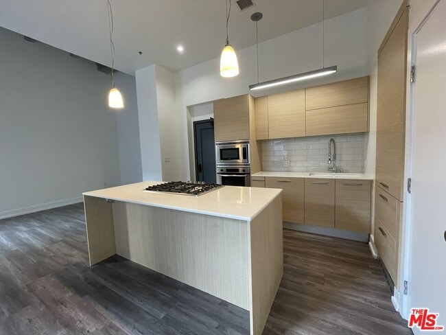 Foto del edificio - 727 W 7th St