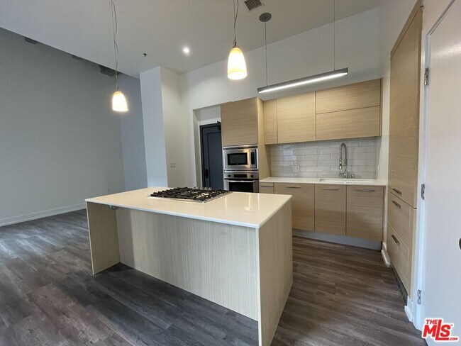 Building Photo - 727 W 7th St