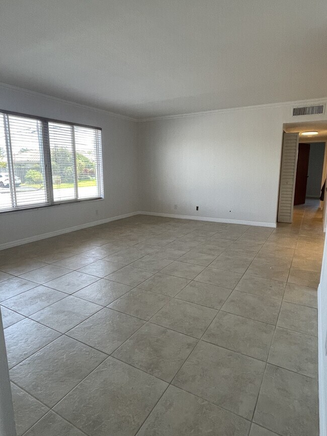 Sala de estar - 2020 NE 56th St