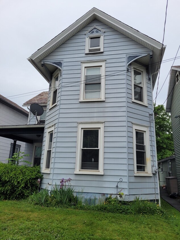 203 N Clay St, Zelienople, PA 16063 House Rental in Zelienople, PA