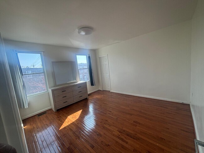 Foto del edificio - 2939 E Monument St