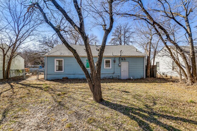 Building Photo - 3 Bedroom near Gordon Parks - Section 8 We...