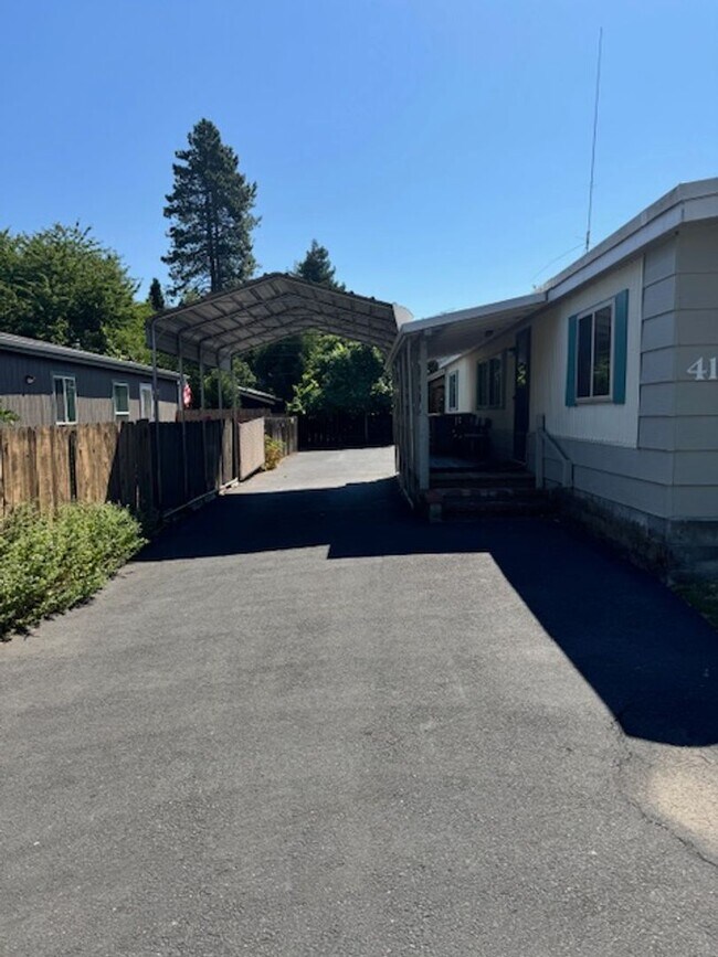 Foto del edificio - RARE FIND AVAILABLE NOW HOME IN ROGUE RIVER