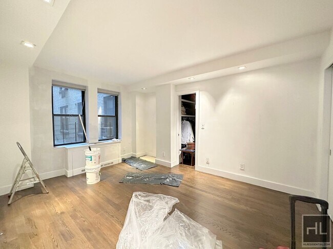 Foto del edificio - 1 bedroom 1 bathroom KING SIZE with washer and dryer.