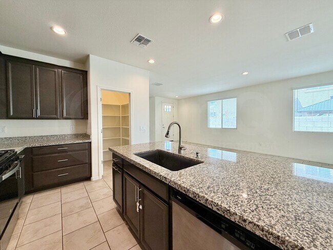 Foto del edificio - 611 N 110th Dr