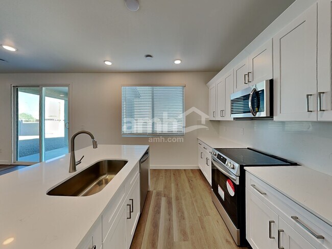 Foto del edificio - 12504 W Adair Dr