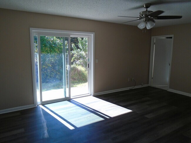 Foto del edificio - 733 Laurel Bay Cir