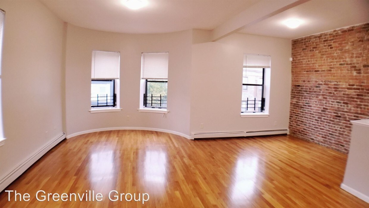 Primary Photo - 32 Hartwell St