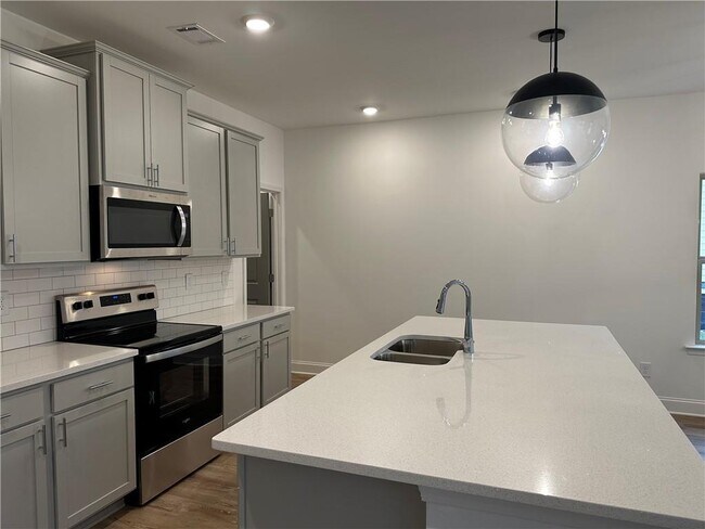 Building Photo - 2955 Vinca Dr