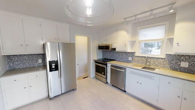 Building Photo - 1801 Cayuga Pl