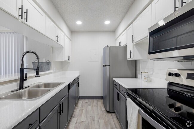 2 habitaciones, 1 baño - 863 pies cuadrados - Cocina - Serafina at South Mountain