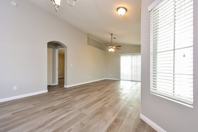 Foto del edificio - 8100 Pursuit Ct