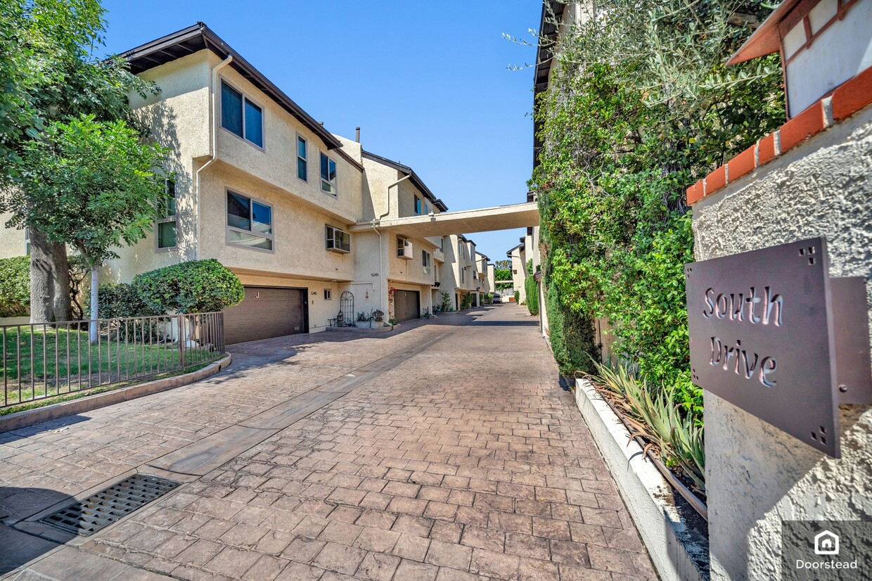 Primary Photo - 5245 Coldwater Canyon Ave