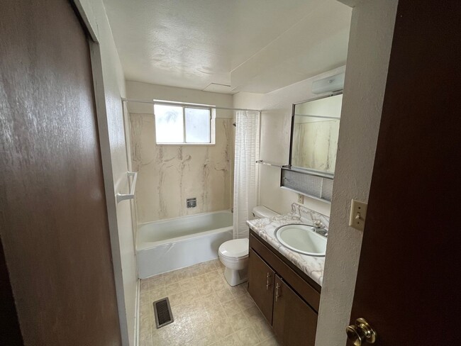Building Photo - Cute apartment in Provo.