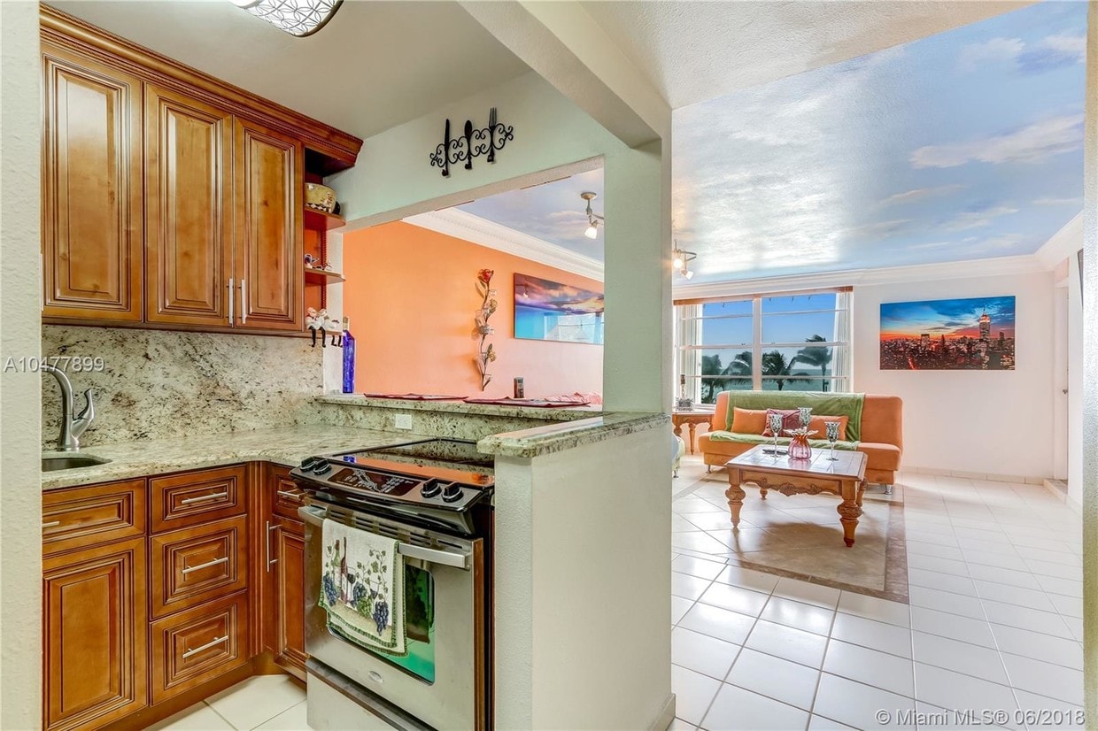 Primary Photo - 2899 Collins Ave