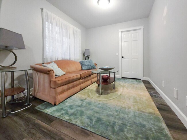 Foto del edificio - Spacious 4-Bedroom Home with Modern Updates & Expansive Yard