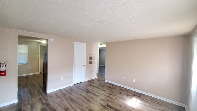 Building Photo - 602 S Hendry Ave